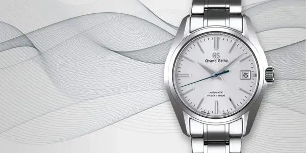 Reloj Grand Seiko automático Hi-Beat 36000, con su precisa frecuencia de reloj, sobre un fondo abstracto de líneas onduladas.