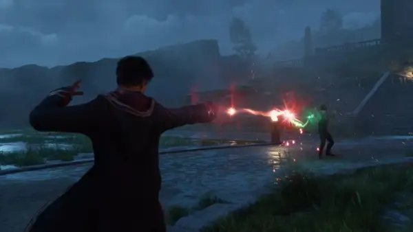 Magiczna bitwa w mrocznej scenerii, jak z **Hogwarts Legacy DLC**. Dwóch czarodziejów rzuca zaklęcia, czerwone i zielone błyskawice przecinają noc.