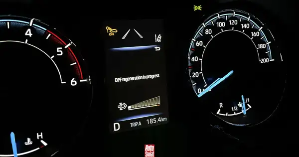 Na desce rozdzielczej świeci się kontrolka "DPF regeneration in progress", informując o trwającym wypalaniu DPF.