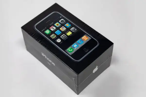 Boîte scellée du premier iPhone, un objet de collection qui représente le prix premier iPhone.