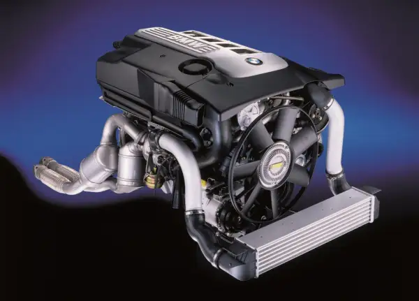 Silnik M57 BMW, serce wielu modeli serii 3, 5 i 7, z turbosprężarką i intercoolerem.