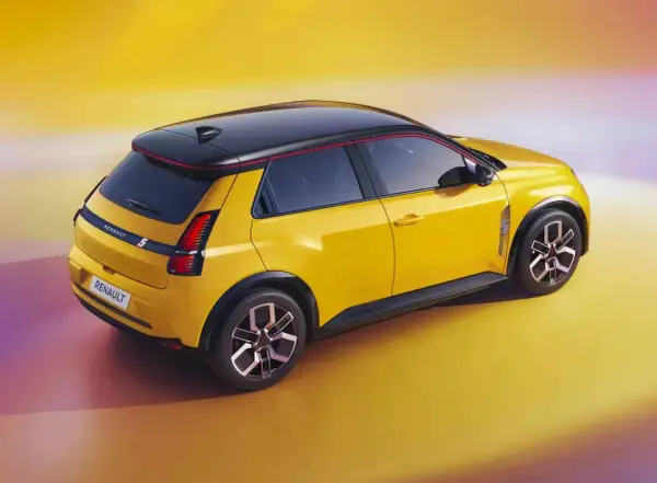 Nowe Renault 5 w jaskrawym żółtym kolorze z czarnym dachem i czerwonymi akcentami, prezentuje się dynamicznie na tle gradientowego tła.