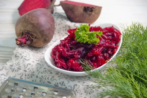 Gotowe buraczki na zimno, świeże buraki, koperek i natka pietruszki. Idealne na letnie dni.