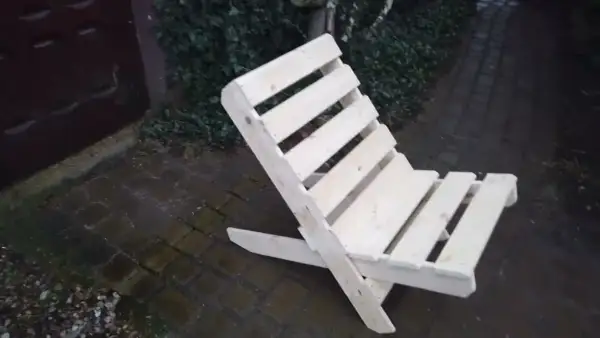 Jak zrobić krzesła z palet - proste kroki na piękne meble DIY