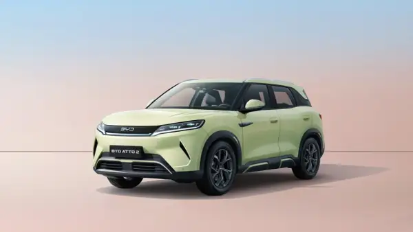 Jasnozielony BYD ATTO 2 na tle pastelowego nieba. Sprawdź byd cena i odkryj ten nowoczesny SUV.