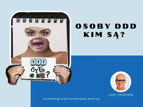 Osoby DDD – kim są? Wizerunek twarzy z wyciętymi oczami i ustami, trzymającej kartkę z napisem "DDD Czy To O MNIE?".