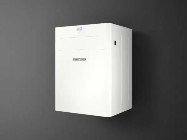 Biały, nowoczesny stiebel eltron rekuperator zamontowany na ciemnej ścianie. Urządzenie z dyskretnym wyświetlaczem i logo producenta.