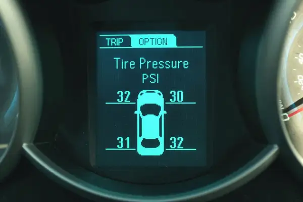 Niskie ciśnienie w oponach: 32, 30, 31, 32 PSI. Czas sprawdzić ciśnienie w oponach!