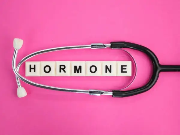 Stetoskop nad literami tworzącymi słowo "HORMON". Ważny dla zdrowia, jak progesteron.