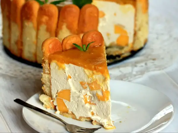 Pyszny sernik z mango i mascarpone, udekorowany biszkoptami i musem mango. Idealny deser na lato.