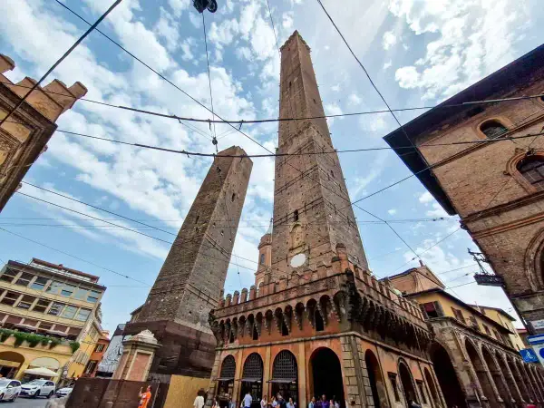 Le Due Torri di Bologna, icone della città, sono un must per chi cerca cosa vedere vicino a Bologna.