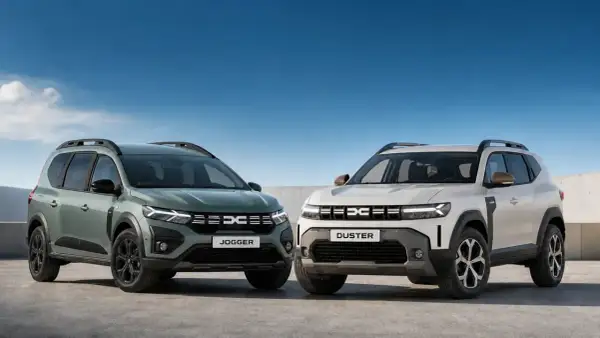 Dwa nowe modele Dacia: zielony Jogger i biały Duster 2. Gotowe na każdą przygodę pod błękitnym niebem.
