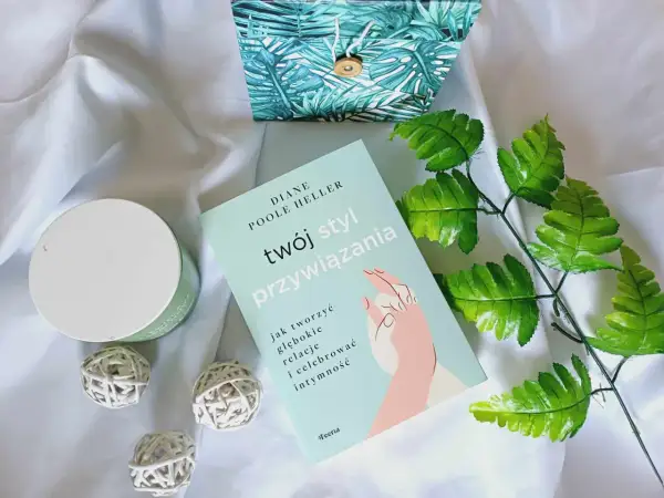 Książka "Twój styl przywiązania" Diane Poole Heller podpowiada, jak zmienić styl przywiązania, by tworzyć głębokie relacje i celebrować intymność.