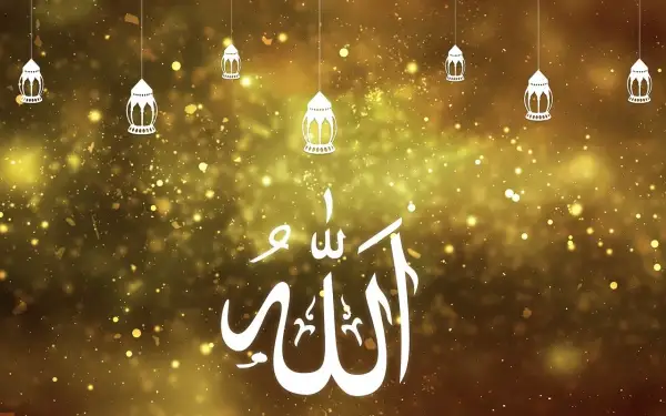 Złote tło z migoczącymi światłami i wiszącymi lampionami. W centrum biały napis "Allah". To obrazek, który może pomóc zrozumieć, czym jest **ramadan**.