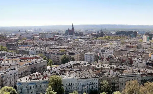 Widok na gęstą zabudowę miejską Szczecina z dominującymi kamienicami i wieżami kościołów.