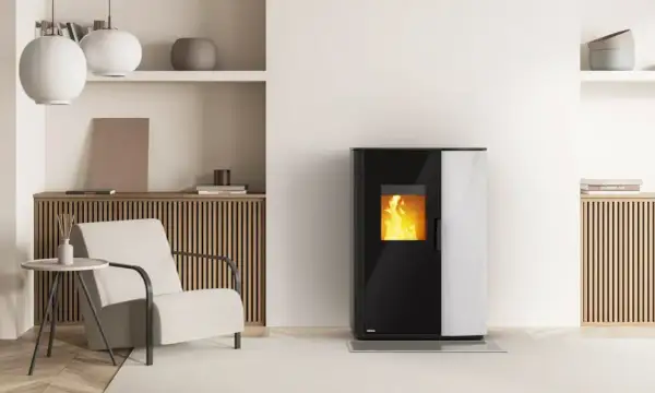 Un poêle à pellet fumée dans un salon moderne, avec une chaise confortable et une table d'appoint.
