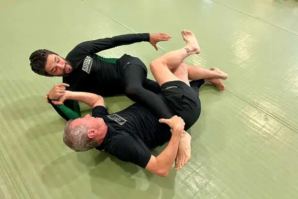 Mark Zuckerberg tränar BJJ på en matta. Han är i en position där han har kontroll över sin motståndare.