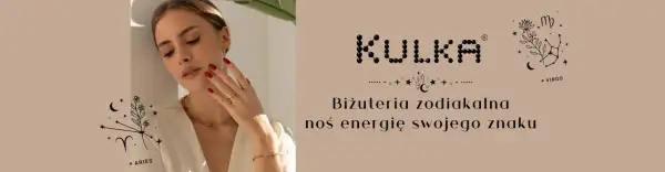 Kobieta w biżuterii zodiakalnej. Symbol serca, gwiazdy i księżyc. "Biżuteria zodiakalna, noś energię swojego znaku".
