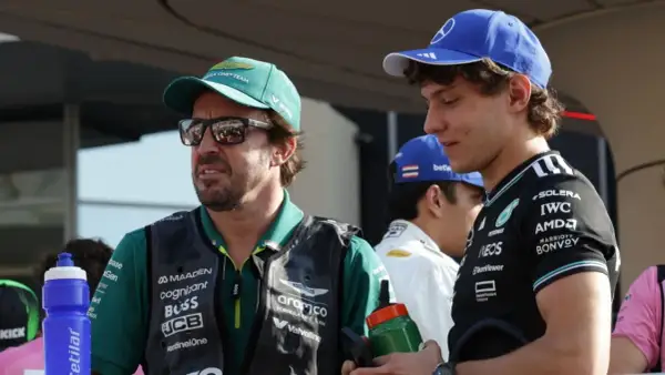 Fernando Alonso, a pesar de su edad, muestra su experiencia en la F1 junto a un joven piloto.