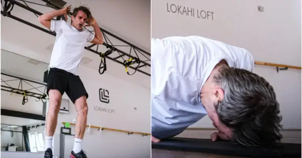 Mężczyzna w białej koszulce i czarnych spodenkach wykonuje ćwiczenie burpee. Widać go w dwóch fazach: w powietrzu i w pozycji deski.