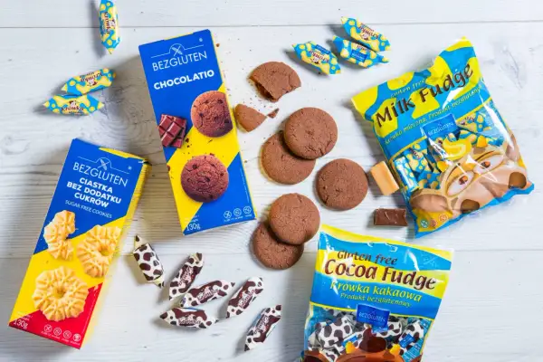 Popularne słodycze bez glutenu: czekoladowe ciastka, kruche ciasteczka i krówki mleczne oraz kakaowe. Idealne dla każdego!