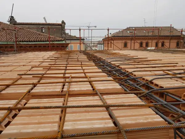 Armatura per solaio in laterizio. Per capire se un muro è portante, osserva la sua continuità e lo spessore.
