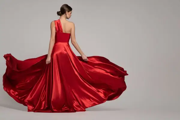 Elegancka, czerwona, długa sukienka na jedno ramię. Idealna na wesele, a jakie buty do długiej sukienki na wesele?