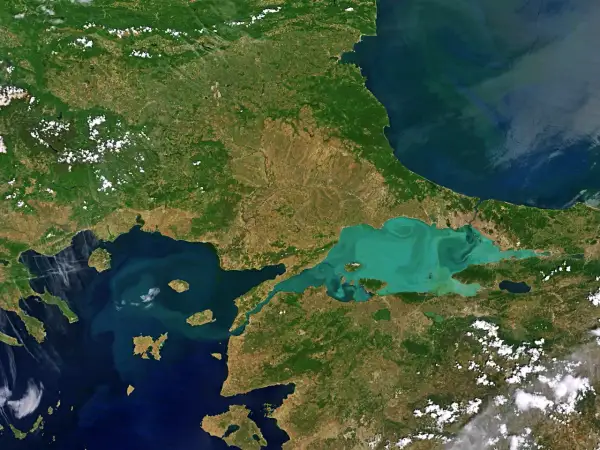 Widok satelitarny pokazuje, gdzie leży Morze Marmara, łączące Morze Egejskie z Morzem Czarnym.