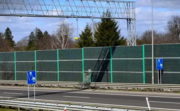 Znak informuje o odcinkowym pomiarze prędkości S3. Uważaj na ograniczenia!
