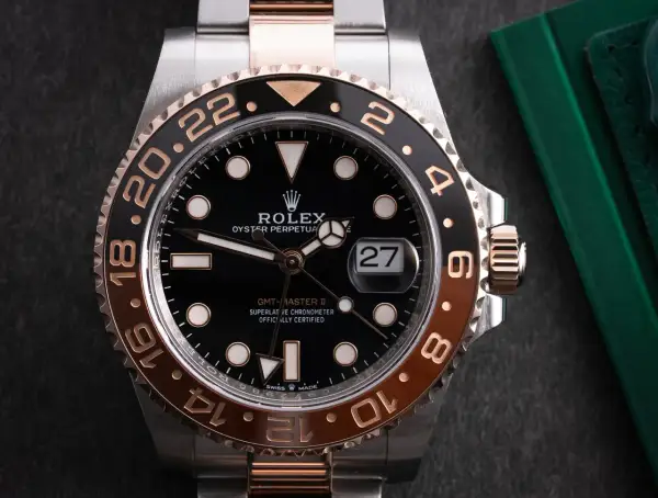Reloj Rolex GMT-Master II, un verdadero root master en español, con bisel bicolor y detalles en oro rosa.