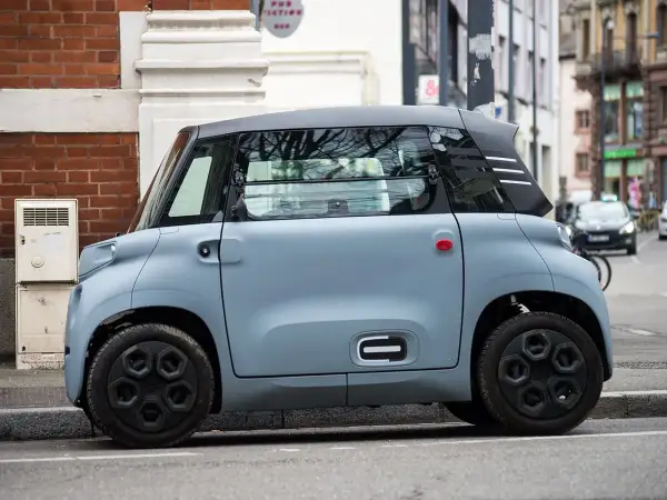Citroën Ami, un veicolo compatto e agile, perfetto per muoversi in città. Le sue dimensioni ridotte lo rendono ideale per parcheggiare ovunque.