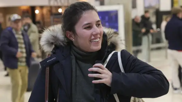 Teresa Urquijo y Moreno sonríe, abrigada con una parka de pelo, lista para su viaje.