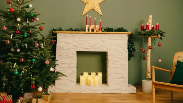 Festliche Szene mit geschmücktem Weihnachtsbaum, selbstgebauter Kaminkonsole, Kerzen und Geschenken.