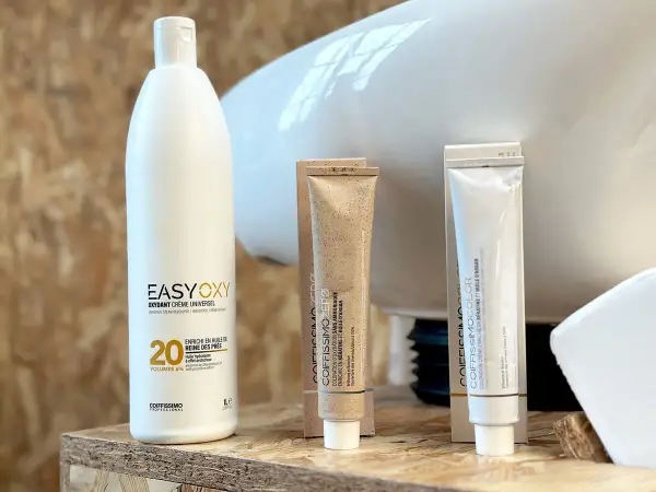 Produits de coloration capillaire : un flacon d'oxydant 20 volumes, deux tubes de coloration, l'un "sans ammoniaque", l'autre "enrichie en kératine et huile d'argan".