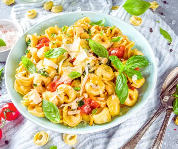 Z czym podać tortellini z pomidorami i mozzarellą, by zachwycić smakiem?