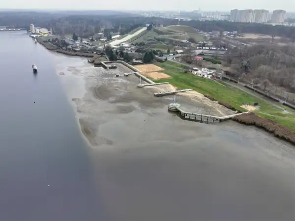 Poznań atrakcje dla młodzieży: Malta z widokiem na skocznię narciarską i plażę. Idealne miejsce na aktywny wypoczynek.