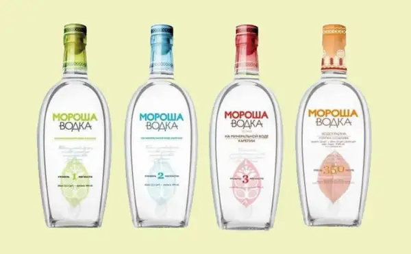Cztery butelki wódki Morosha, każda z innym kolorowym akcentem na etykiecie i korku, prezentują różne warianty produktu.