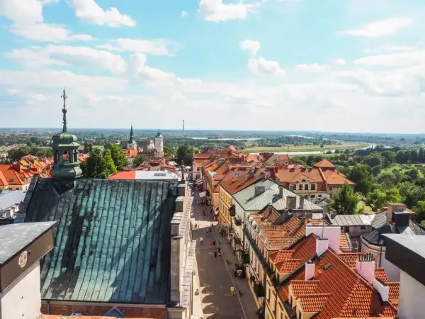 Widok na Sandomierz z lotu ptaka. Urokliwe uliczki i zabytkowe kamienice zachęcają do odkrywania sandomierskich atrakcji.