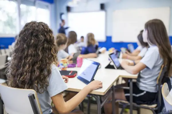 Schülerinnen arbeiten mit Tablets im Unterricht. Der **Datenschutz in der Schule** ist wichtig, wenn digitale Medien genutzt werden.