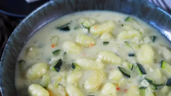 Cremige Gnocchi Gorgonzola mit Zucchini in einer Schüssel.