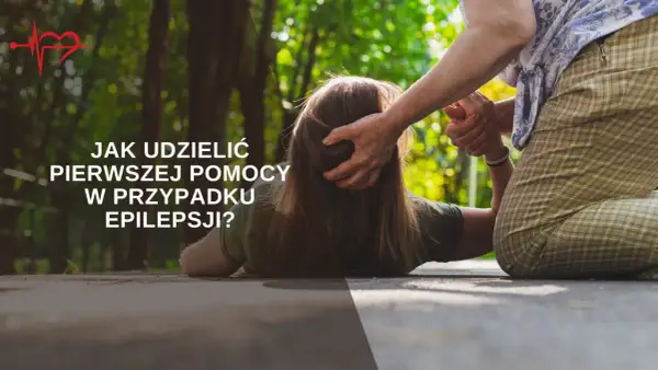 Starsza osoba pomaga osobie leżącej na ziemi, udzielając pierwszej pomocy w przypadku **epilepsji**.
