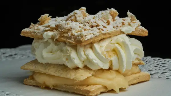 Delicioso pastel de hojaldre con crema y nata, un tesoro entre los dulces típicos de Soria.