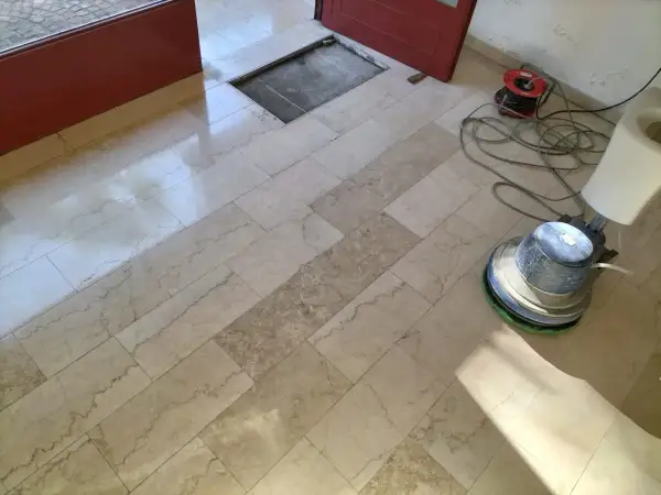 Macchina lucidatrice per marmo in azione, parte di un progetto di decerante per marmo fai da te.