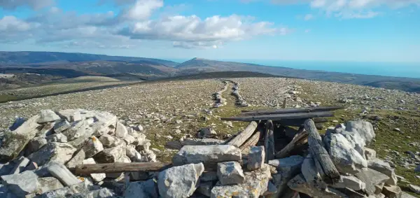 Sentiero roccioso su un crinale con vista sul mare, vicino a Cagnano Varano.