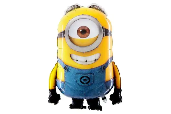Żółty balon w kształcie Minionka z jednym okiem, w niebieskich ogrodniczkach. Idealny na imprezę, jako jeden z wielu wesołych balonów 21.