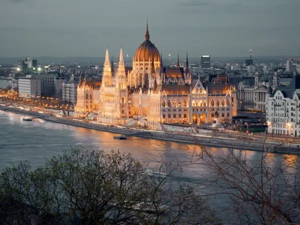 Budapeszt plan zwiedzania: majestatyczny Parlament oświetlony nocą nad Dunajem, idealny punkt startowy do odkrywania miasta.