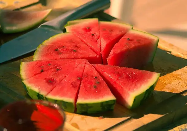 Rebanadas de sandía jugosa, listas para comer. Así sabrás como saber si una sandía está buena: su pulpa roja y brillante indica frescura.
