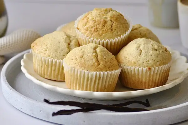Frisch gebackene Vanille-Muffins auf einem Teller, bereit zum Genießen. Das Backen macht Spaß!