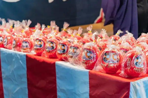 Czerwone lalki Daruma, idealne jako nagroda, gdy zastanawiasz się, co kupić na loterię fantową.