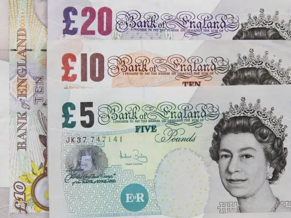 Brytyjska waluta: banknoty £5, £10 i £20 z wizerunkiem królowej Elżbiety II.